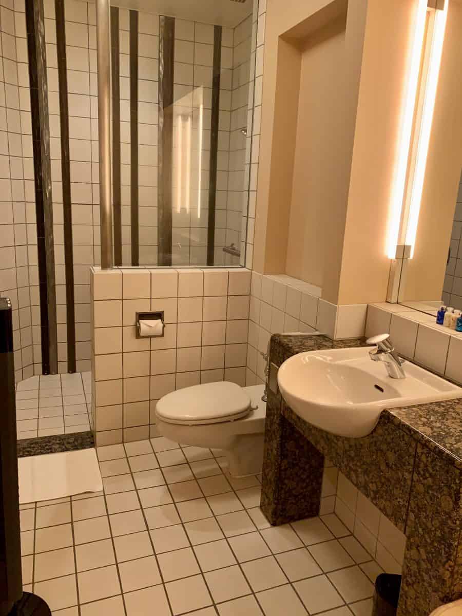 United Lounge Shower's NRT